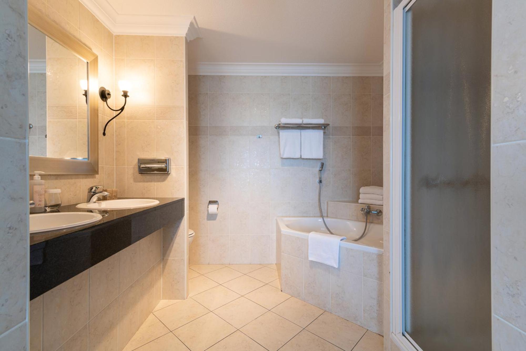 Van Der Valk Hotel Венло Экстерьер фото